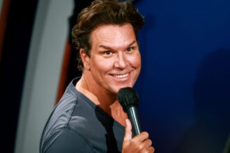 Ο αδελφός του Dane Cook έκλεψε 12 εκατομμύρια δολάρια και έκρυψε μετρητά μέσα σε σάλτσα για ζυμαρικά