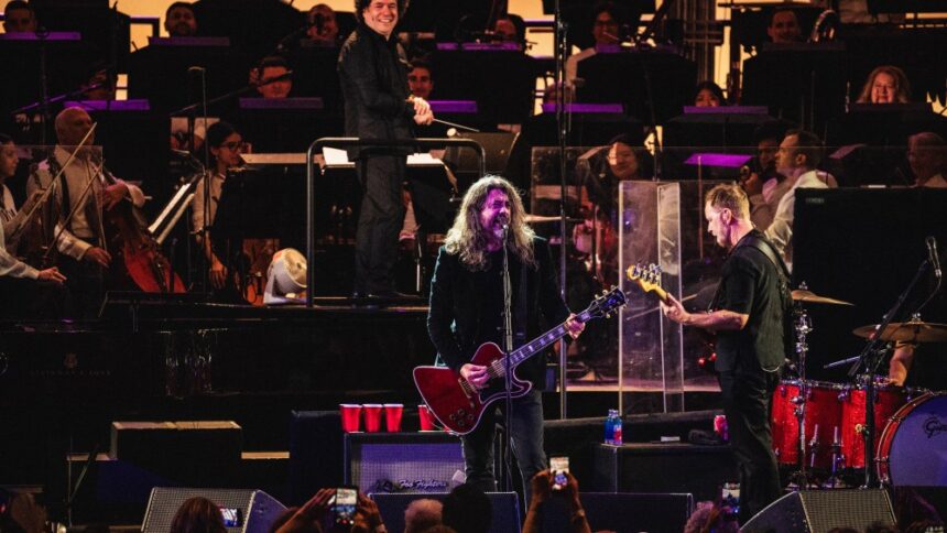 Οι Foo Fighters ξεσηκώνουν το κοινό μαζί με τον Γκουστάβο Ντουδαμέλ στο Bowl: Κριτική συναυλίας