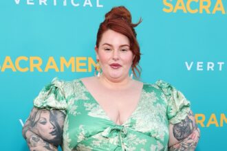 Η Tess Holliday, μοντέλο plus-size, υπερασπίζεται τη φωτογραφία της με μπικίνι σε γιοτ