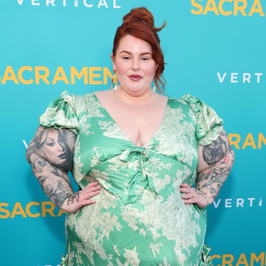 Η Tess Holliday, μοντέλο plus-size, υπερασπίζεται τη φωτογραφία της με μπικίνι σε γιοτ