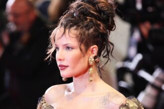 Η Halsey παρουσιάζει τη νέα της εμφάνιση με πλατινέ ξανθά μαλλιά, εγκαταλείποντας το σκούρο καστανό pixie