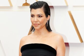 Η Kourtney Kardashian μοιράζεται μια σπάνια φωτογραφία της με τον γιο της και του Scott Disick, τον Mason Disick