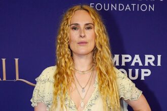 Η Rumer Willis περιγράφει τη διαδρομή της πένθους εν μέσω της μάχης του Bruce Willis κατά της άνοιας