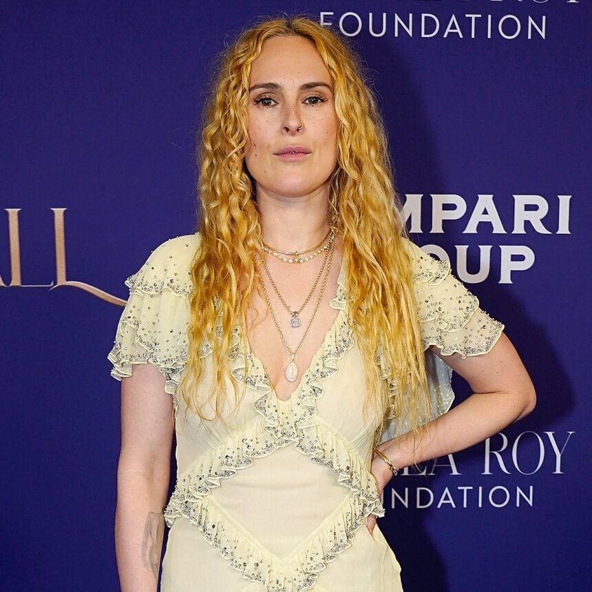 Η Rumer Willis περιγράφει τη διαδρομή της πένθους εν μέσω της μάχης του Bruce Willis κατά της άνοιας