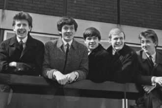 Οι Hollies διαλύονται, καθώς τα δύο τελευταία μέλη της κλασικής σύνθεσης της δεκαετίας του ’60 αποσύρονται