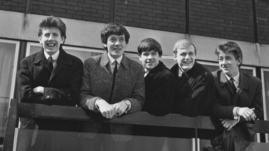 Οι Hollies διαλύονται, καθώς τα δύο τελευταία μέλη της κλασικής σύνθεσης της δεκαετίας του ’60 αποσύρονται