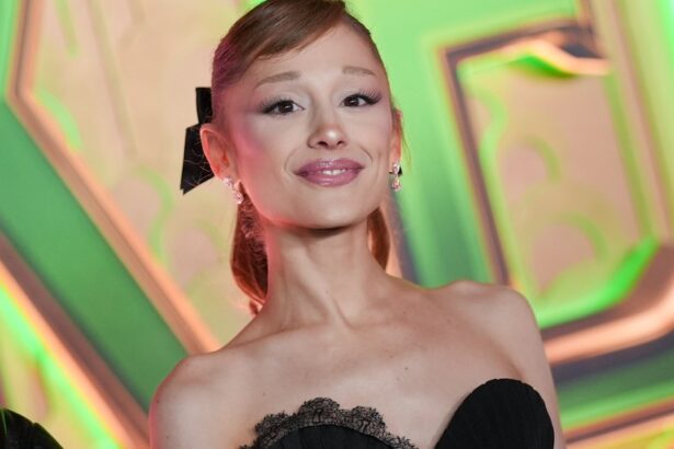Η Ariana Grande επιτίθεται στην κυβέρνηση Τραμπ για τη χρήση του τραγουδιού «We Can’t Be Friends» σε ανάρτηση στα κοινωνικά δίκτυα: «Η αλήθεια σας είναι ψευδής»