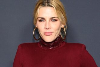 Η Busy Philipps αποκαλύπτει ότι υποβλήθηκε σε εγχείρηση αφαίρεσης όγκου στον εγκέφαλο