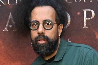 Το θεματικό τραγούδι του Reggie Watts αποσύρθηκε από το podcast «Comedy Bang Bang» μετά από δημοσίευμα που τον κατηγορεί για «απερίσκεπτη» χρήση ναρκωτικών στις σχέσεις του
