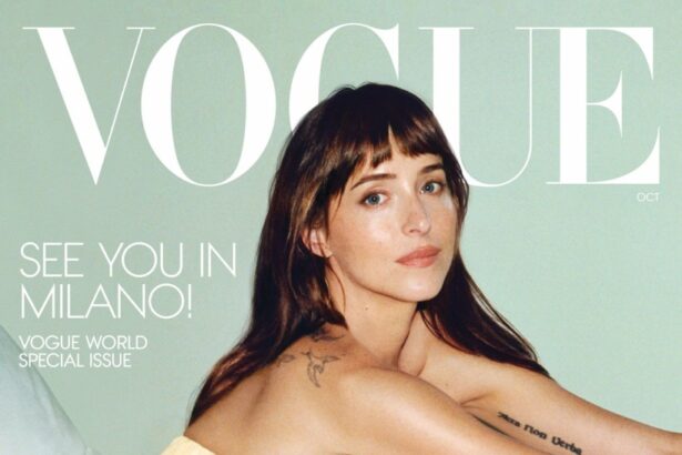 Η Dakota Johnson φορούσε ένα κίτρινο φόρεμα Jil Sander για το εξώφυλλο του Οκτωβρίου της Vogue