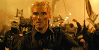 Οι Nicholas Hoult & Zoë Kravitz στο τρέιλερ #2 της ταινίας “How to Rob a Bank”.
