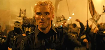 Οι Nicholas Hoult & Zoë Kravitz στο τρέιλερ #2 της ταινίας “How to Rob a Bank”.