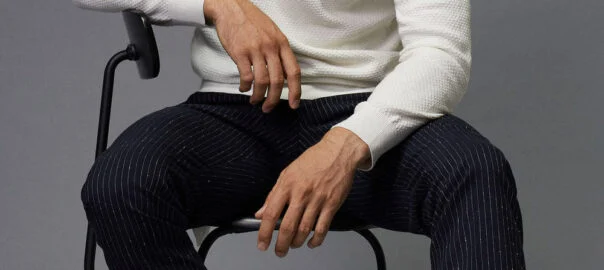 Πώς να φορέσετε τα παντελόνια με ρίγες με τον σύγχρονο τρόπο