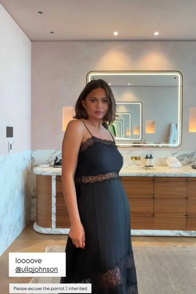 Το φόρεμα Ulla Johnson της Chrissy Teigen είναι διαφανές σε όλα τα σωστά μέρη
