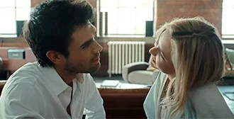 Η Isabel May πρωταγωνιστεί στο επίσημο τρέιλερ της ταινίας «Falling» του Love Triangle του Λονδίνου