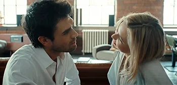 Η Isabel May πρωταγωνιστεί στο επίσημο τρέιλερ της ταινίας «Falling» του Love Triangle του Λονδίνου