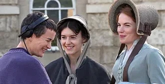 Μια εσωτερική ματιά στο Making ‘Sense & Sensibility’ με την Daisy Edgar-Jones
