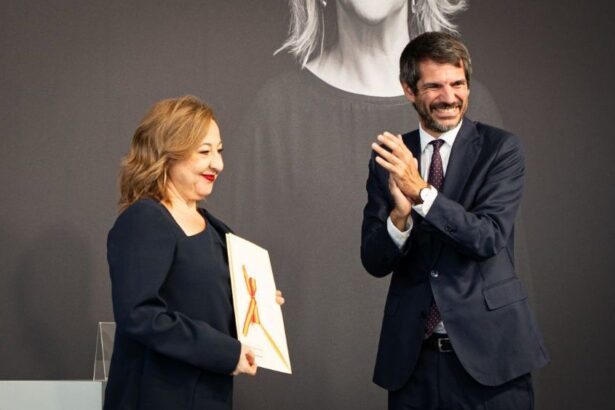 Η πρωταγωνίστρια της σειράς «Aida», Κάρμεν Μάτσι, παραλαμβάνει το Εθνικό Βραβείο Κινηματογράφου στο Σαν Σεμπαστιάν