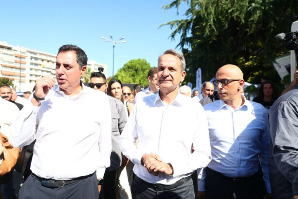 Η ατάκα του πρωθυπουργού στην επίσκεψή του στο περίπτερο της εφημερίδας Espresso