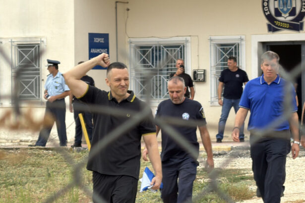 Ο Κασιδιάρης, το νομικό οπλοστάσιο και οι δεξαμενές ψηφοφόρων