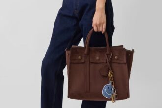 Η «Birkin» της Gap που έγινε viral, επανασχεδιάζεται σε σουέτ για το φθινόπωρο