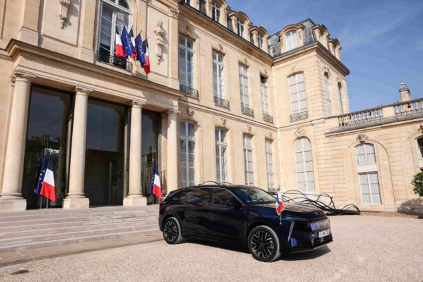 DS N°7 ÉLYSÉE: Η νέα προεδρική DS των 375 ίππων δίπλα στην ιστορική DS 21 Pallas του de Gaulle