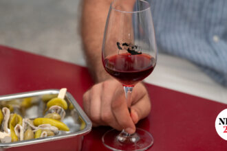 Το πιο μικρό (;) wine bar του κόσμου μόλις άνοιξε στο Παγκράτι