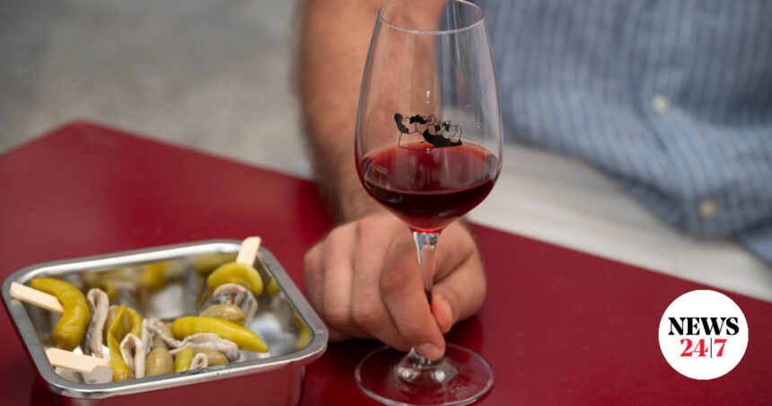 Το πιο μικρό (;) wine bar του κόσμου μόλις άνοιξε στο Παγκράτι