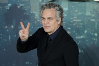 Ο Μαρκ Ρούφαλο λέει στον Ρομπ Μπόντα: «Μην τολμήσεις» να συμβιβαστείς με την Paramount