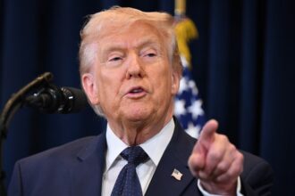 Ο Ντόναλντ Τραμπ δηλώνει ότι απαγορεύει την πρόσβαση του CNN, του MS NOW και του Politico στον Λευκό Οίκο