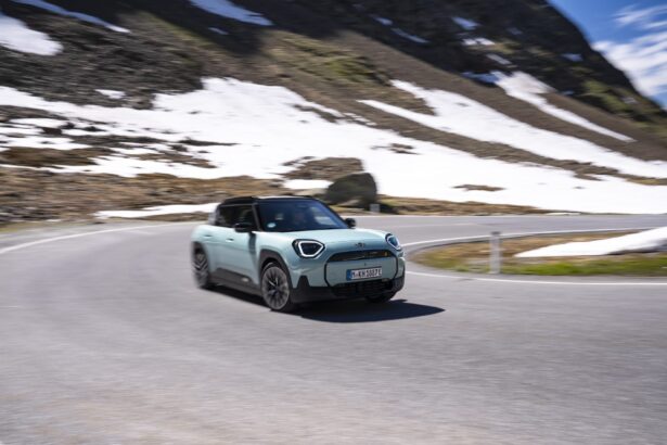 MINI Aceman SE: Το ηλεκτρικό crossover των 218 ίππων αποκτά νέο χρώμα Ocean Wave Green