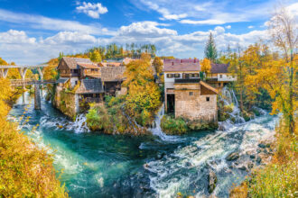 Rastoke: Το χωριό στην Κροατία που είναι χτισμένο ανάμεσα σε καταρράκτες