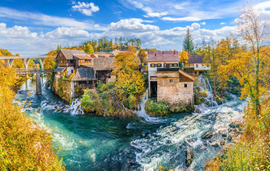 Rastoke: Το χωριό στην Κροατία που είναι χτισμένο ανάμεσα σε καταρράκτες