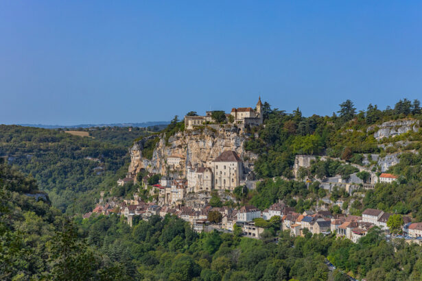 Rocamadour: Το μεσαιωνικό χωριό στη Γαλλία που κρέμεται από έναν βράχο