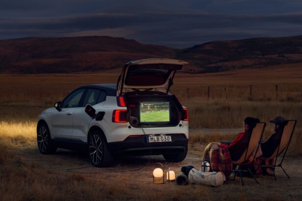 Volvo EX30: Γίνεται κινητό power bank και δίνει ρεύμα έως 3 kW