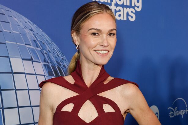 DWTS’ Julia Stiles Cries Over Rib Injury Before Yacht Rock Performance