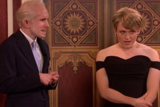 Το «SNL U.K.» επαναφέρει την πριγκίπισσα Νταϊάνα ως βοηθό τεχνητής νοημοσύνης του βασιλιά Κάρολου
