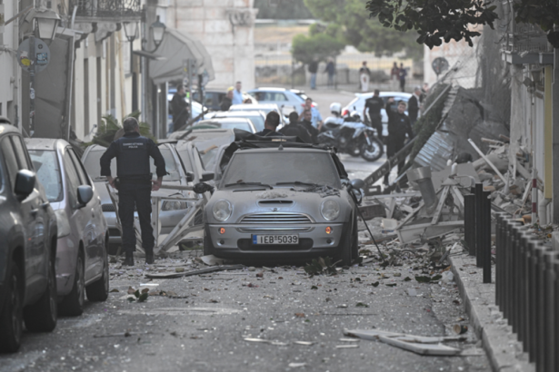 Ισχυρή έκρηξη σε κτίριο στην Πλάκα – Τραυματίστηκε περαστικός, απεγκλωβίστηκαν δύο γυναίκες