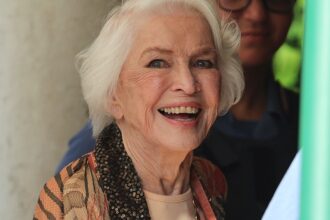 Ellen Burstyn on Career Longevity, Working With Taika Waititi on Place to Be
