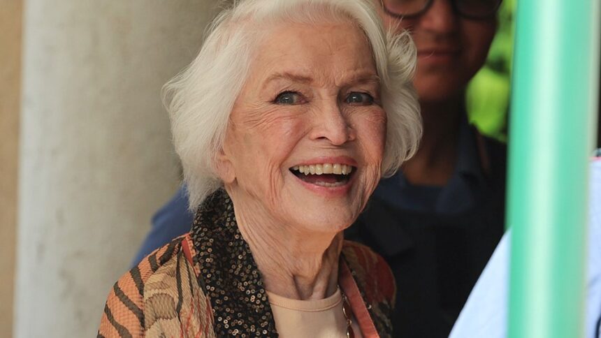 Ellen Burstyn on Career Longevity, Working With Taika Waititi on Place to Be