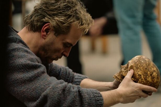 Elsinore Review: Andrew Scott Is Moving in a Tale of ‘Hamlet’ and AIDS