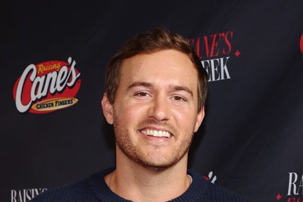 Bachelor’s Peter Weber, Girlfriend Jadeyn Carr Share Pregnancy With Twins