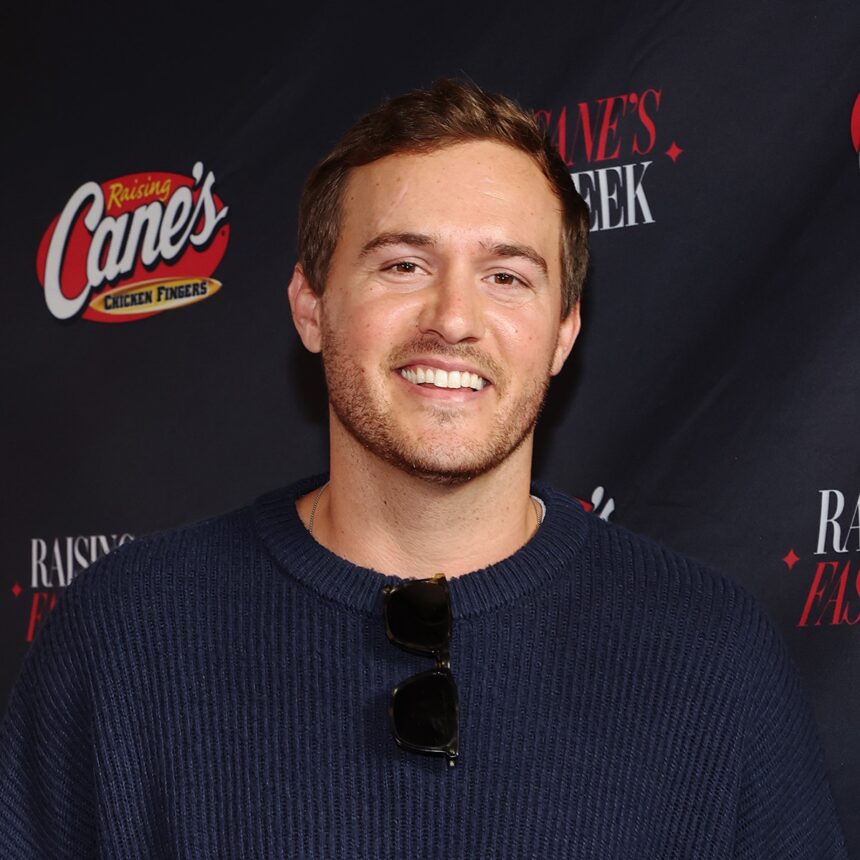 Bachelor’s Peter Weber, Girlfriend Jadeyn Carr Share Pregnancy With Twins