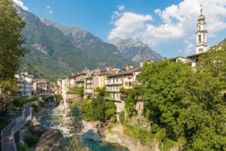 Chiavenna: Η «κρυφή» ιταλική πόλη κάτω από τις Άλπεις με τα πέτρινα σοκάκια και τα φυσικά σπήλαια