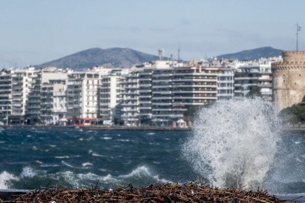Καιρός σήμερα: Άστατος με σποραδικές βροχές και πτώση θερμοκρασίας στους 32 βαθμούς