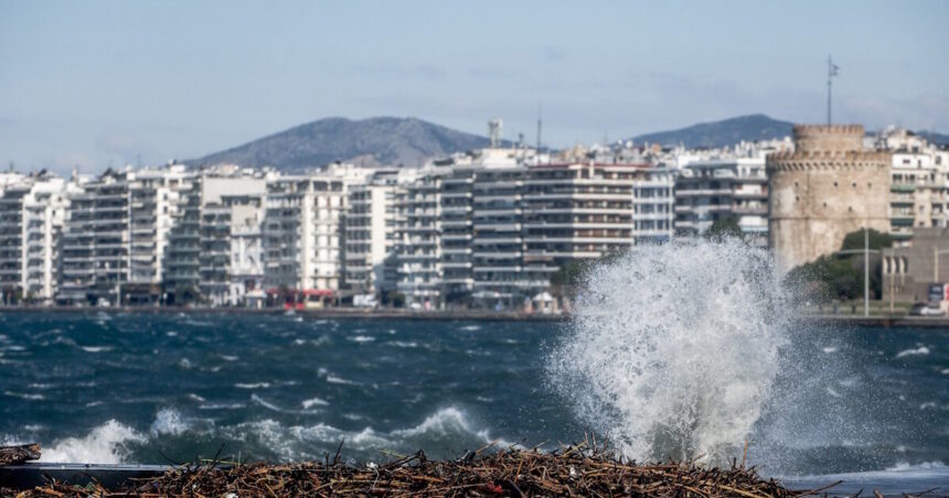 Καιρός σήμερα: Άστατος με σποραδικές βροχές και πτώση θερμοκρασίας στους 32 βαθμούς