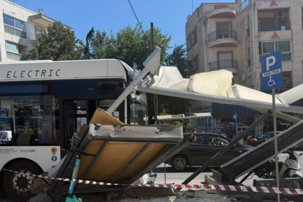 Θεσσαλονίκη: Βίντεο ντοκουμέντο με το λεωφορείο που έπεσε στη στάση – Η τραυματισμένη γυναίκα και οι πρώτες στιγμές πανικού