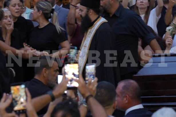 «Το παιδί μου» φώναζε η μητέρα του Γιώργου Μαζωνάκη μόλις είδε το φέρετρο – Οι συγκλονιστικές στιγμές στη Νίκαια