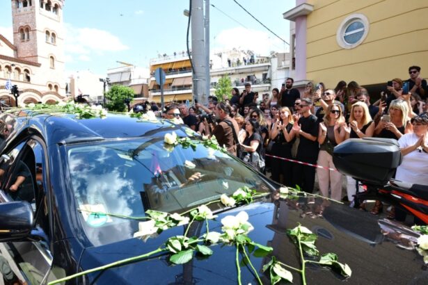 Οδύνη και σπαραγμός στο μεγάλο «φινάλε» του Γιώργου Μαζωνάκη: Tο τελευταίο χειροκρότημα και η ταφή στο Γ’ Νεκροταφείο (vids)