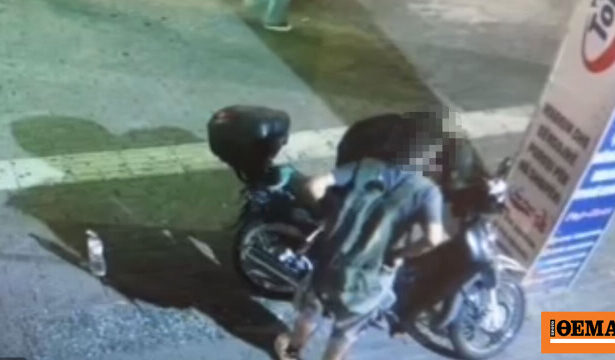 Δείτε βίντεο: Αστυνομικοί πιάνουν επ’ αυτοφώρω δύο άτομα να κλέβουν μηχανάκι στην πλατεία Καραϊσκάκη